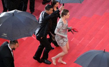 Kristen Stewart heq takat dhe ecën zbathur në tapetin e kuq të Kanës
