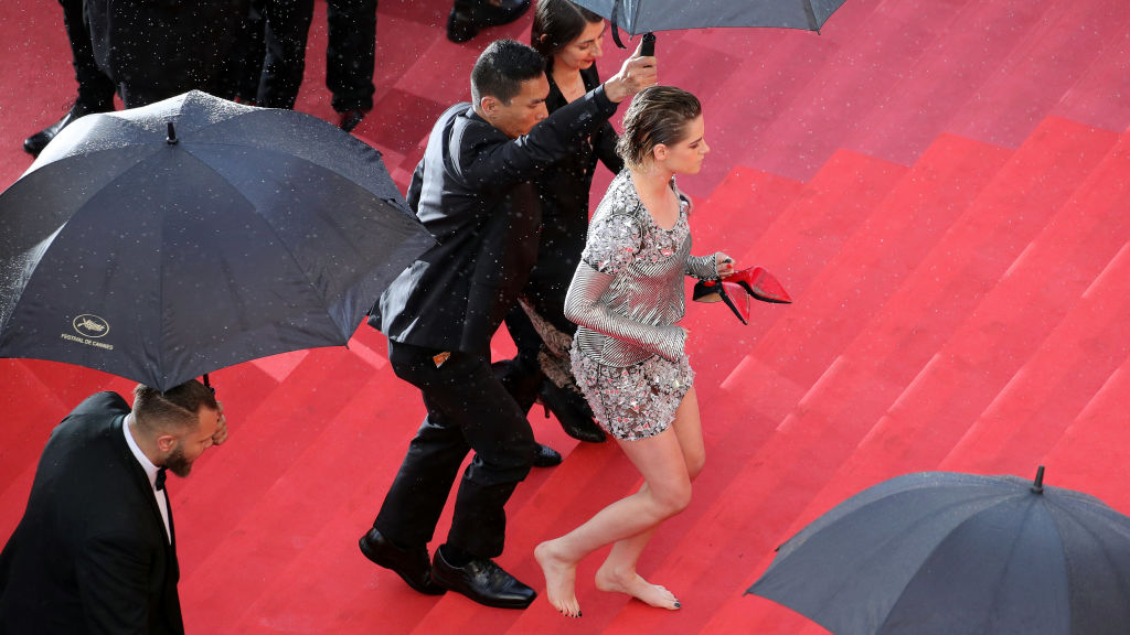 Kristen Stewart heq takat dhe ecën zbathur në tapetin e kuq të Kanës
