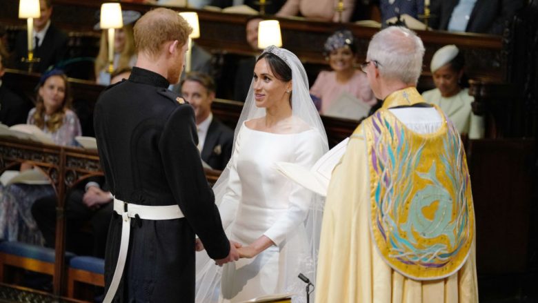 “Dukesh e mrekullueshme” – Fjalët e Princit Harry pasi Meghan arriti në altar në fustanin spektakolar, por të thjeshtë