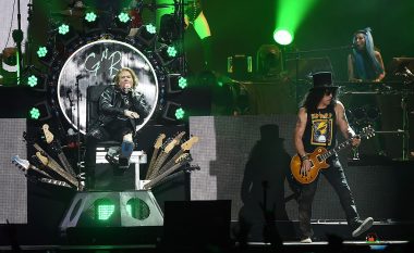 “Guns N ‘Roses” largojnë prej albumit këngën me përmbajtje raciste dhe homofobike