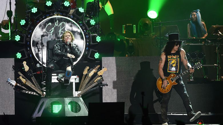 “Guns N ‘Roses” largojnë prej albumit këngën me përmbajtje raciste dhe homofobike