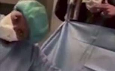 Hetime për kirurgen që këndonte dhe vallëzonte gjatë operacioneve (Video)