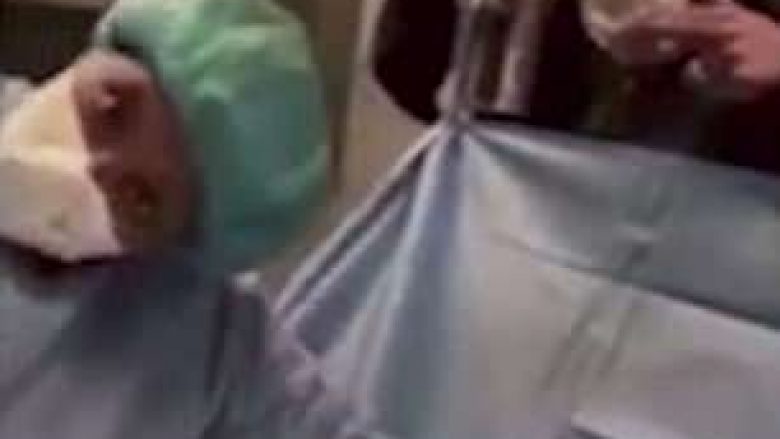 Hetime për kirurgen që këndonte dhe vallëzonte gjatë operacioneve (Video)