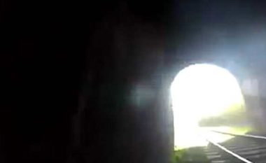 Hynë nëpër ‘tunelin e braktisur’, ikin me vrap kur drejt tyre nisi të afrohej treni (Video)