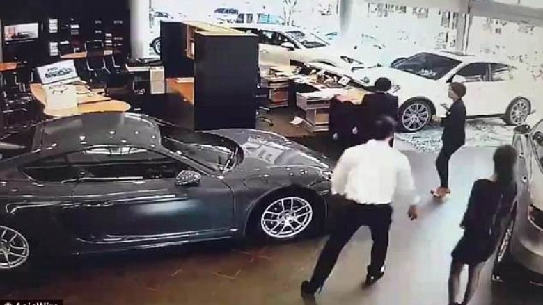 Hyri në sallon me Porschen e 200 mijë eurove, sepse ia dërguan pa opsionet shtesë (Video)