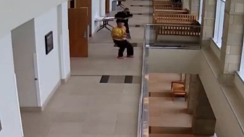 I pandehuri iku nga gjykata i prangosur, duke u hedhur nga kati i dytë (Video)