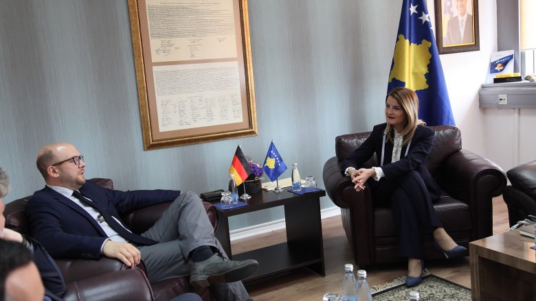 Ministrja Hoxha dhe deputeti gjerman flasin për proceset integruese të Kosovës 