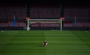 Fikën dritat, heshtja kaplon stadiumin, vetëm një person qëndron në fushë: Momentet e fundit të Andres Iniestas në Camp Nou