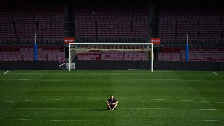 Fikën dritat, heshtja kaplon stadiumin, vetëm një person qëndron në fushë: Momentet e fundit të Andres Iniestas në Camp Nou
