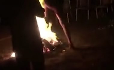Inkurajohen të futen në flakë, dy të dehurit u djegën keq në këmbë dhe qafë (Video)