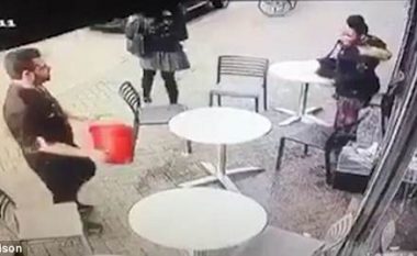 Kamerieri iu zbrazi kovën me ujë të papastër, dy nxënëseve të ulura përjashta kafesë (Video)