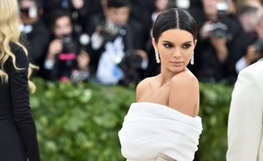 Kendall Jenner përshëndet shqiptarët, kërkon t’ia ndjekin aktivitetet në Instagram