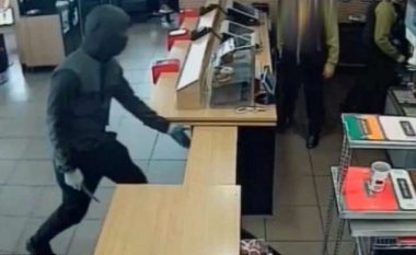 Kërcënoi punonjësit me thikë, para se të largohet me kutinë e parave që përdoren për lojë (Video)