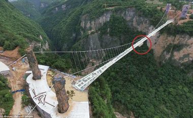 Kërcimi me litarin elastik nga ura më e lartë në botë (Video)