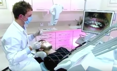 Ky burrë nuk i lau dhëmbët për 20 vjet, tani dentisti ia ka kthyer buzëqeshjen (Video)