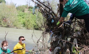 Fotografia në revistën amerikane mobilizon kosovarët, 200 thasë mbeturina largohen nga lumi Erenik