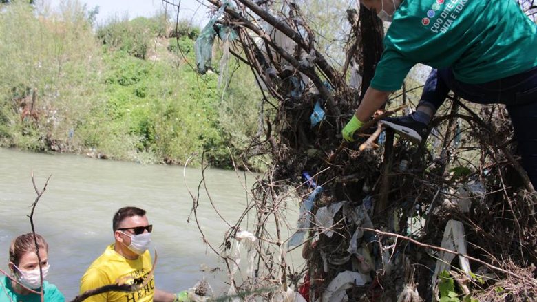 Fotografia në revistën amerikane mobilizon kosovarët, 200 thasë mbeturina largohen nga lumi Erenik