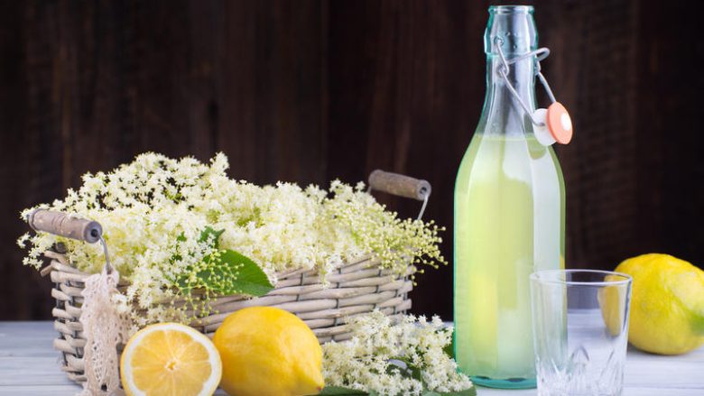 Lëng nga akacia e bardhë, të cilin kurrë nuk do ta harroni: Plot vitaminë C, i shëndetshëm dhe me shije të papërsëritshme!