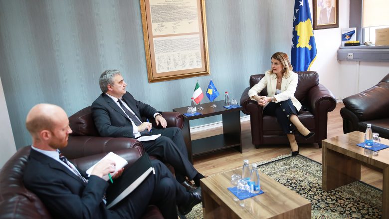 Ministrja Hoxha dhe ambasadori italian bisedojnë për liberalizimin e vizave
