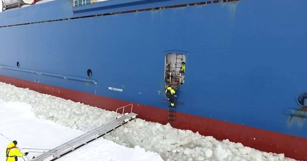 Ходу видео. Судно Hailuoto. Судно палуба лед. Hatch on a ship. Sliding Hatch on ship.