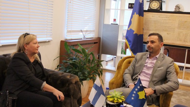 Lluka dhe ambasadorja finlandeze flasin për zhvillimin e TIK-ut