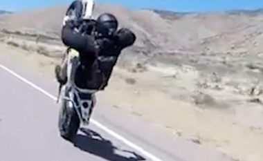 Përpjekja për të lëvizur me një rrotë nuk shkoi si duhet, motoçiklisti u rrëzua keq në rrugë të hapur (Video)