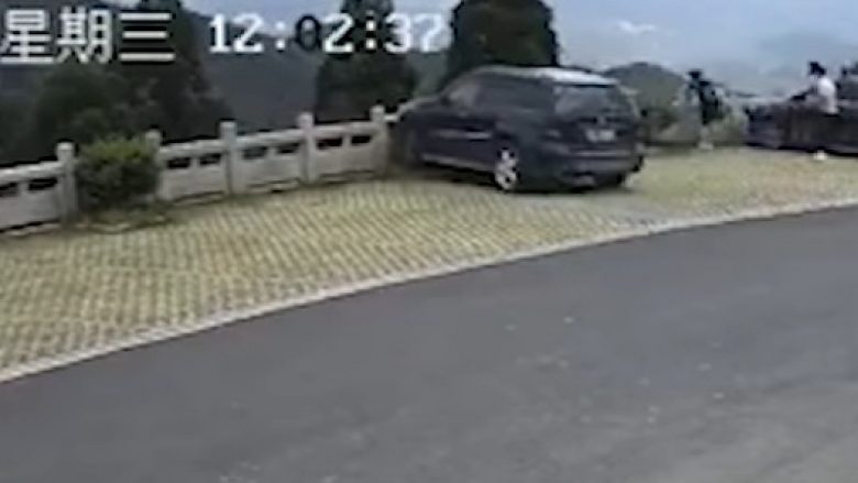 Ngatërroi pedalin e gazit me frenin, rrëzoi rrethojat dhe ra poshtë (Video)