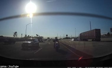 Ngiste motoçikletën 100 km në orë, përplaset keq për makinën e ndaluar (Video)