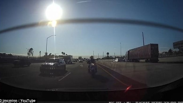 Ngiste motoçikletën 100 km në orë, përplaset keq për makinën e ndaluar (Video)