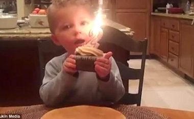 Nuk mundi ta shuante qiriun, provoi ta hante tortën derisa ishte ende i ndezur (Video)