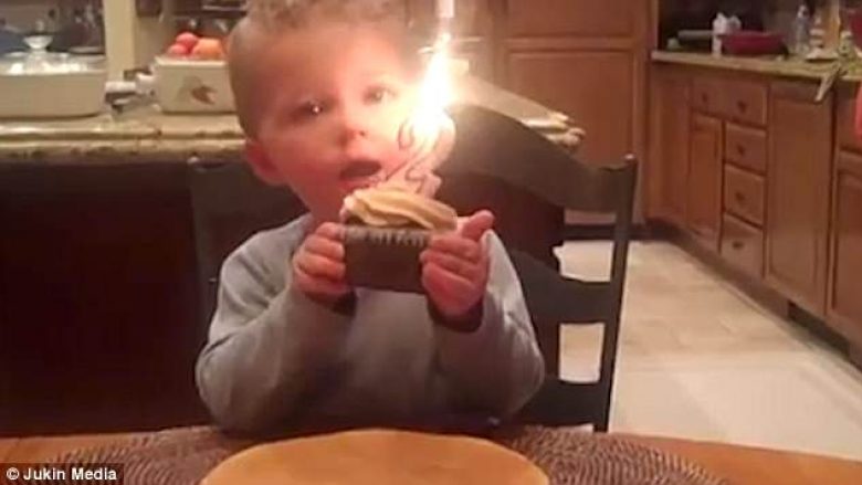 Nuk mundi ta shuante qiriun, provoi ta hante tortën derisa ishte ende i ndezur (Video)