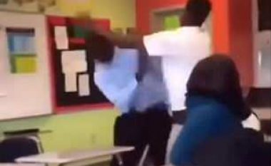 Nxënësi agresiv e pësoi keq, pasi qëlloi arsimtarin në fytyrë (Video)