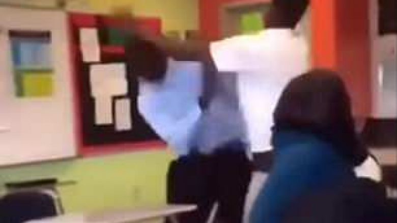 Nxënësi agresiv e pësoi keq, pasi qëlloi arsimtarin në fytyrë (Video)