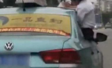 Nxënësja qëndroi në dritaren e taksisë, për të “kryer detyrat” e mbështetur në tavanin e veturës (Video)