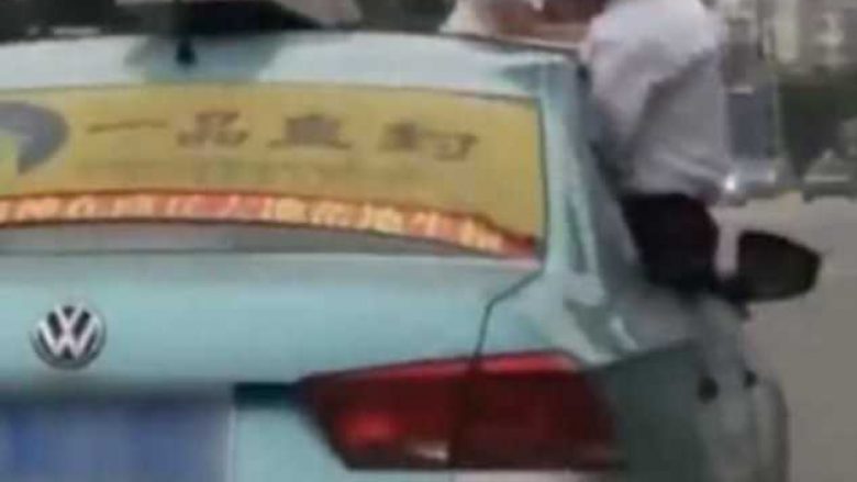 Nxënësja qëndroi në dritaren e taksisë, për të “kryer detyrat” e mbështetur në tavanin e veturës (Video)