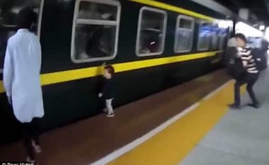 Polici jashtë detyre veproi me shpejtësi, shpëtoi dyvjeçaren që ra nga platforma te treni (Video)