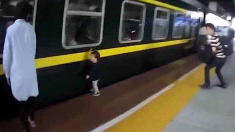 Polici jashtë detyre veproi me shpejtësi, shpëtoi dyvjeçaren që ra nga platforma te treni (Video)