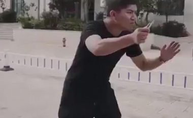 Policia kineze tregon metodën e pa pritshme se si t’i shmangeni sulmit me thikë (Video)