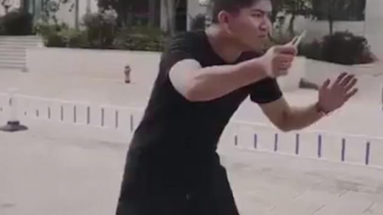 Policia kineze tregon metodën e pa pritshme se si t’i shmangeni sulmit me thikë (Video)