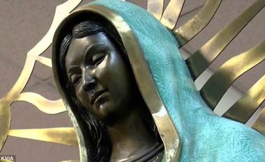 Nga statuja e Virgjëreshës Mari duket sikur rrjedhin lot, që mbajnë aromë trëndafili (Video)