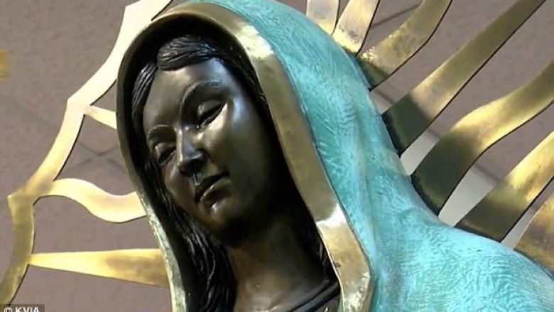 Nga statuja e Virgjëreshës Mari duket sikur rrjedhin lot, që mbajnë aromë trëndafili (Video)