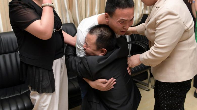 Prindërit nuk ndalojnë së qari pasi takuan të birin e humbur para 24 viteve (Foto)