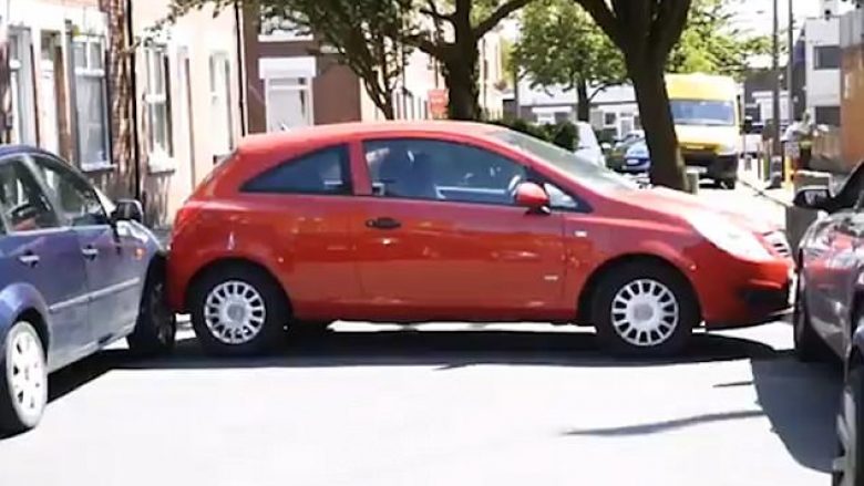 Provoi ta kthente veturën në anën tjetër, ngeci mes dy veturave dhe bllokoi rrugën (Video)