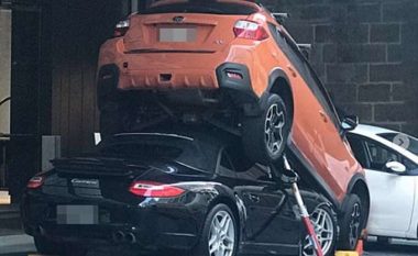 Punonjësi i hotelit e “parkoi” një Subaru sipër Porsche-së, përplasi keq edhe një Kia (Foto)