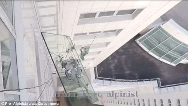 Punonjësve iu rrëshqiti paneli i xhamit nga kati i 47të (Video)
