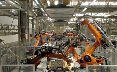 Robotët ‘valltarë’ që i punojnë veturat SEAT (Video)