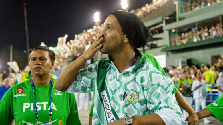 Ronaldinho po martohet me dy femra në të njëjtën kohë
