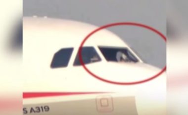 Piloti ateron aeroplanin, pasi bashkëpiloti gati u “thith” nga dritarja e thyer, në 10 mijë metra lartësi (Foto/Video)