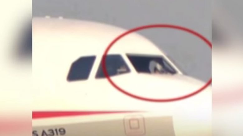 Piloti ateron aeroplanin, pasi bashkëpiloti gati u “thith” nga dritarja e thyer, në 10 mijë metra lartësi (Foto/Video)