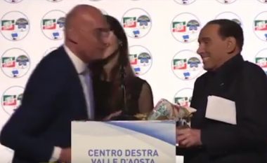 Berlusconi e ngacmon gjatë takimit elektoral, koordinatori i thotë se është vajza e tij (Video)